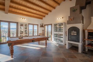 Game room - Country House 'Casa Rural El Rincon Del Chef' with Private Garden, Wi-Fi and Air Conditioning (Castrojeriz)