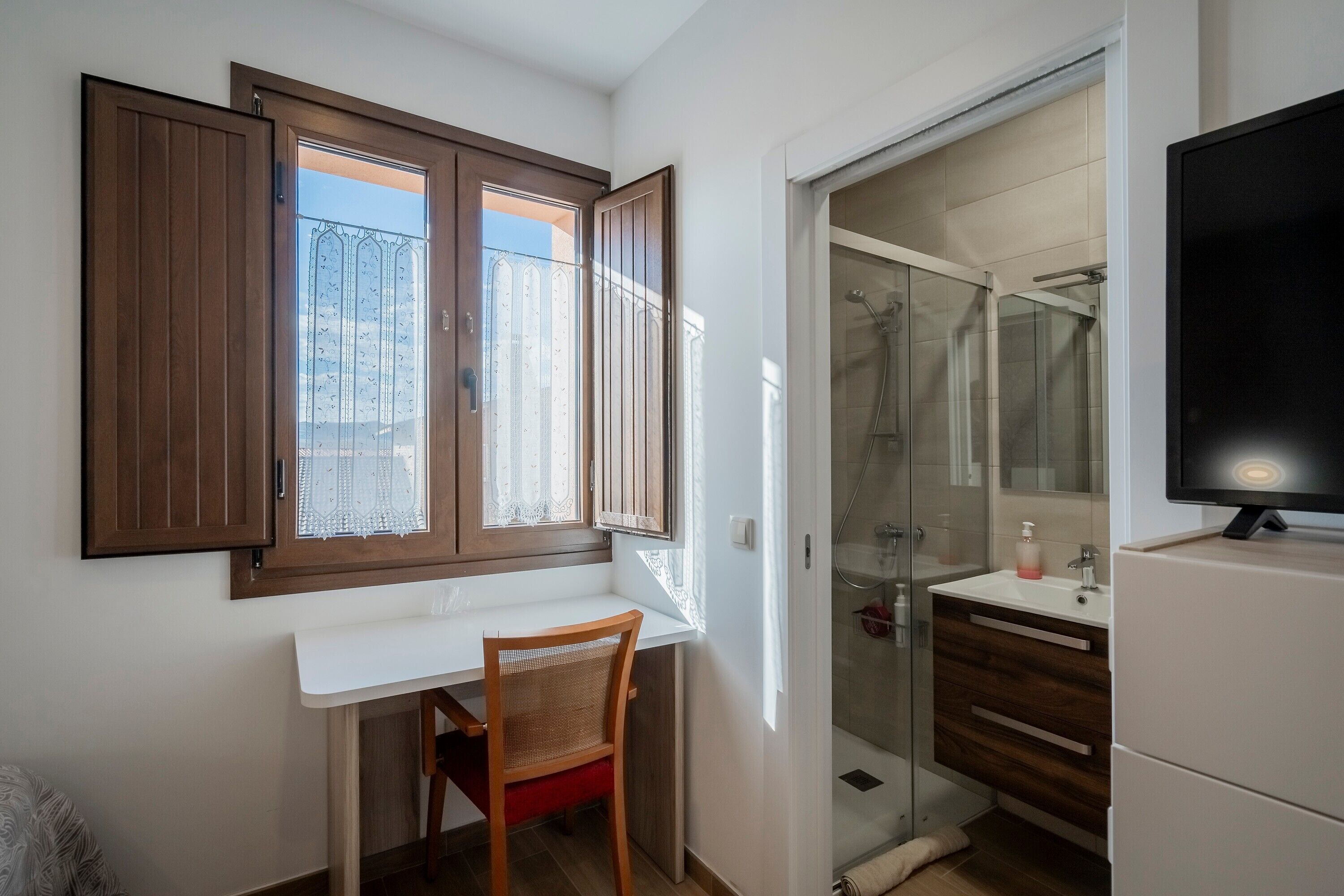 Douche, sèche-cheveux, serviettes fournies