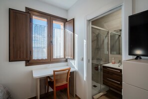 Shower, hair dryer, towels - Country House 'Casa Rural El Rincon Del Chef' with Private Garden, Wi-Fi and Air Conditioning (Castrojeriz)