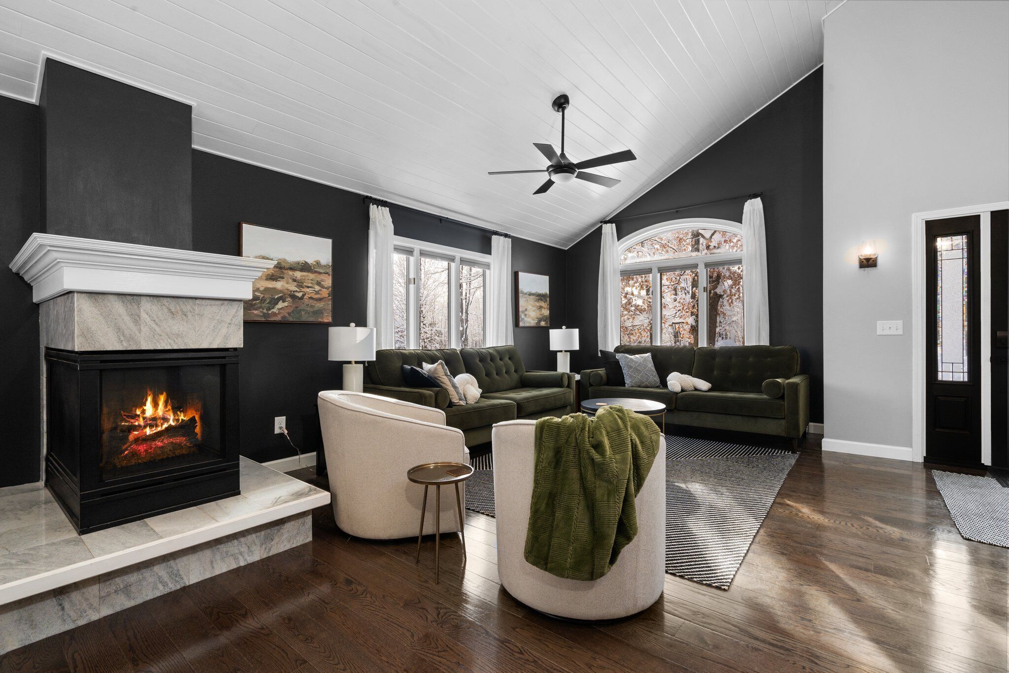 Smart TV, chimenea, futbolito y libros 