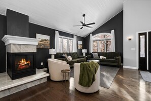 TV connectée, cheminée, baby-foot, livres