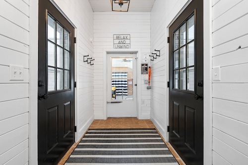 Private Lodge, Sleeps 22, Near Boyne, Indoor Heated Pool, 10 Acres,Game Rms,Pets