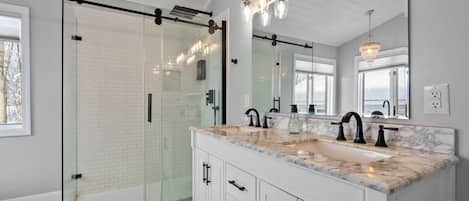 Douche, sèche-cheveux, serviettes fournies, savon