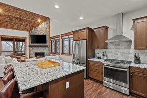 冷蔵庫、電子レンジ、オーブン、コンロ