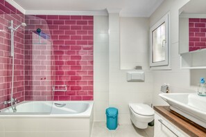 Ducha, secador de pelo y toallas