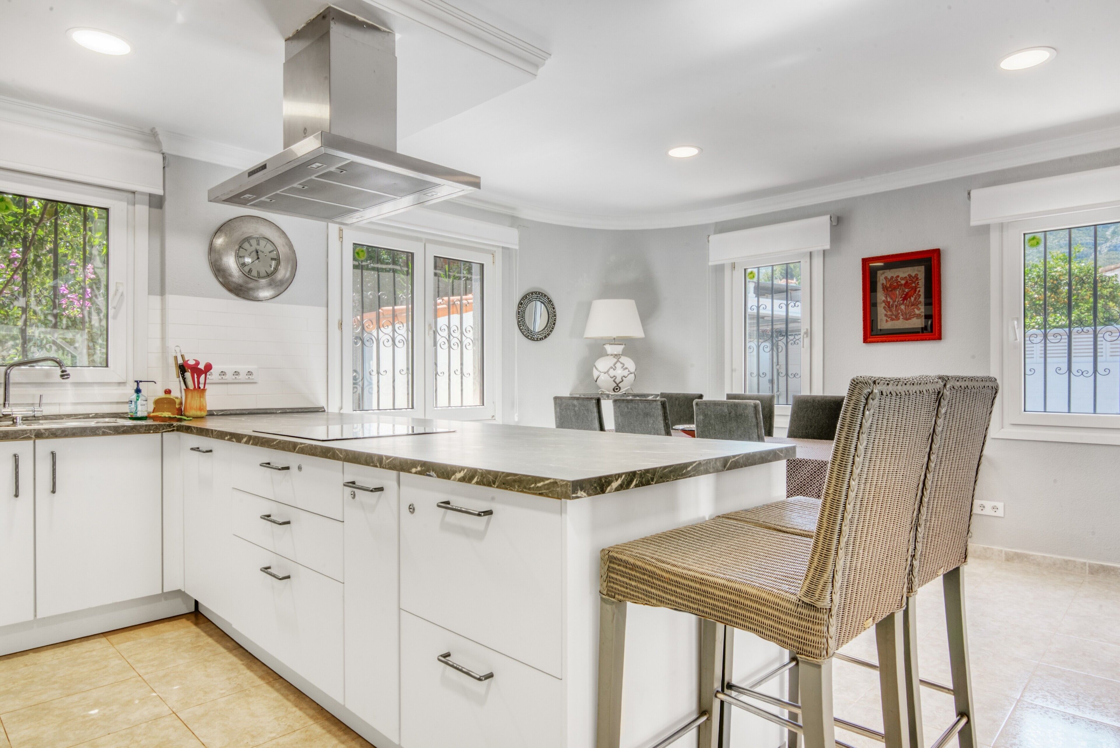 Kylskåp, mikrovågsugn, ugn och spishäll