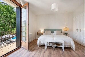 3 habitaciones, tabla de planchar con plancha y cuna de viaje