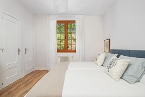 3 chambres, fer et planche à repasser