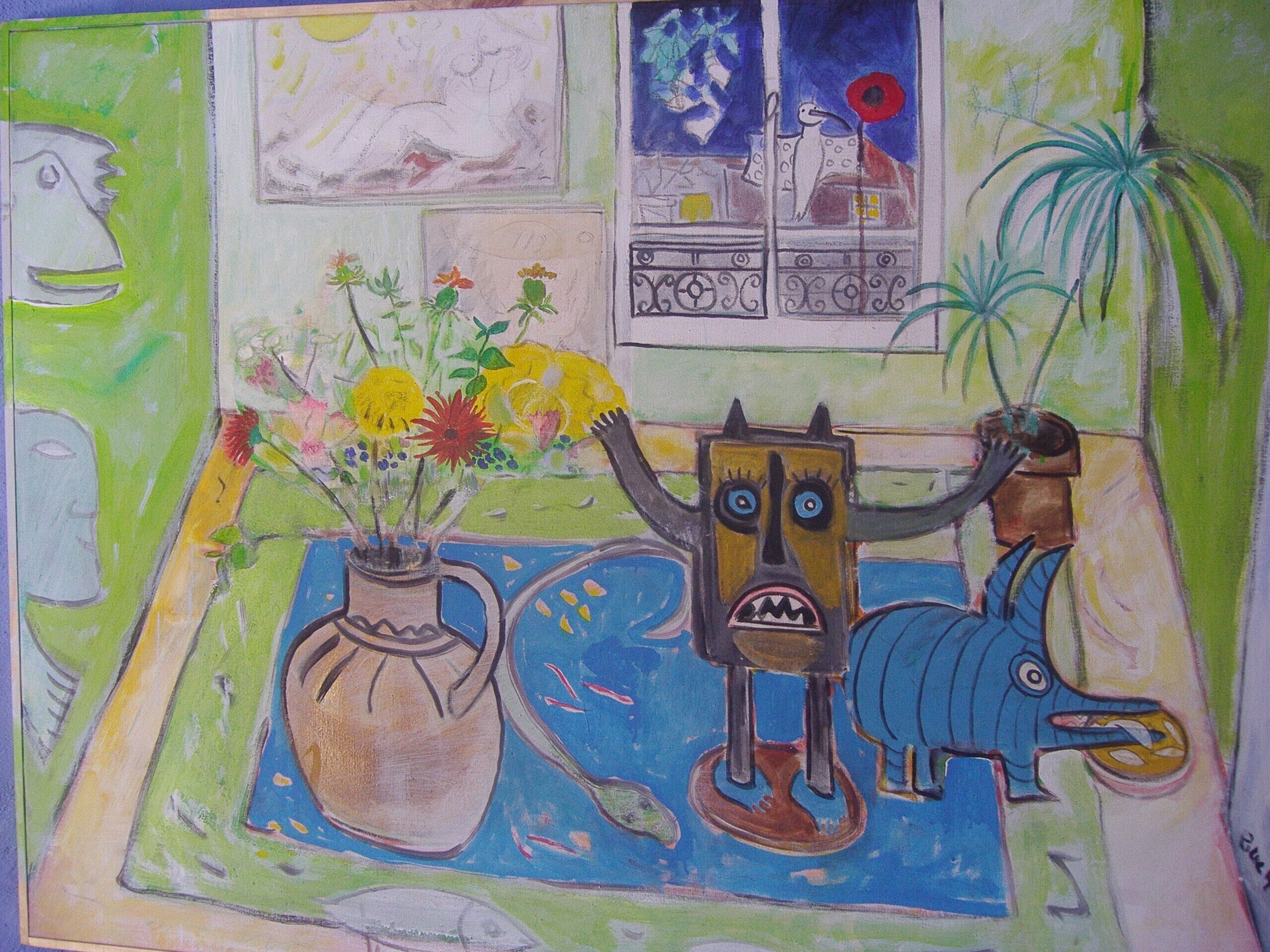 Una habitación con un jarrón de flores, un pez y una mesa cubierta con un mantel azul.