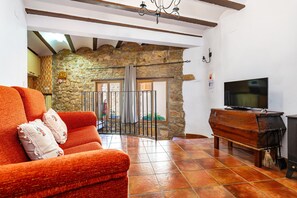Una televisión, una chimenea