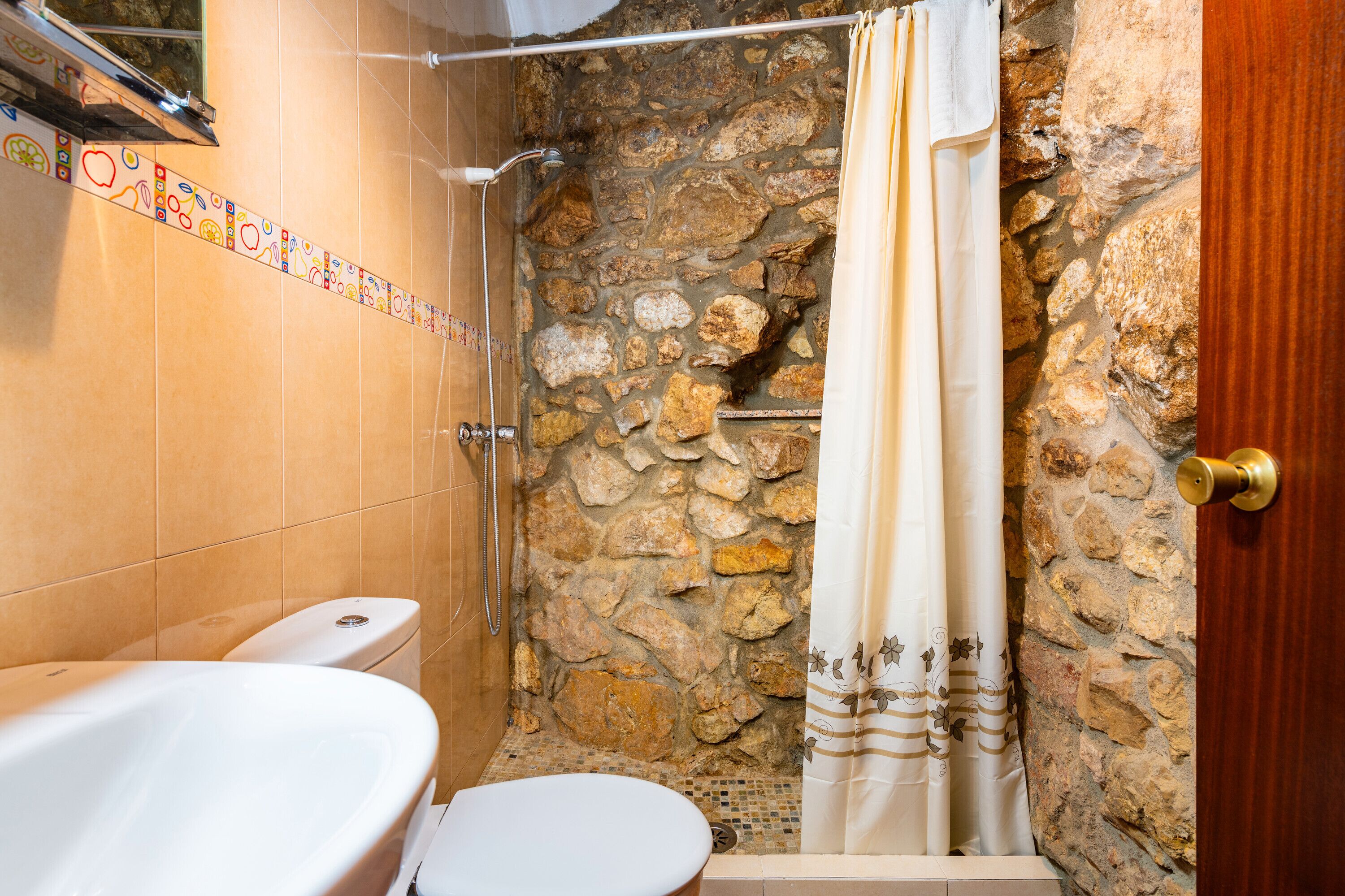 Douche, sèche-cheveux, serviettes fournies