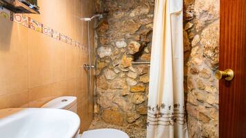 Douche, sĂšche-cheveux, serviettes fournies