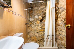 Chuveiro, secador de cabelo, toalhas de banho 