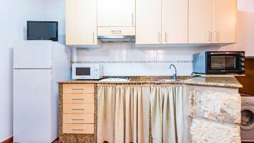 Réfrigérateur, micro-ondes, cafetiÚre/bouilloire