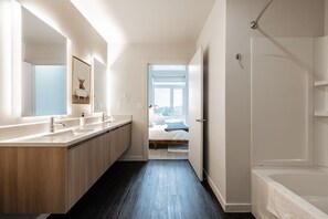 Superior Apartment, Park View | Bathroom