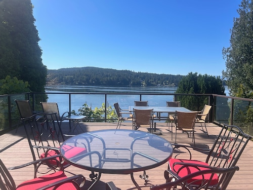 Oceanfront Cottage: Dock, Beach Access, Hot Tub, BBQ & Free Kayaks
