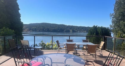 Oceanfront Cottage: Dock, Beach Access, Hot Tub, BBQ & Free Kayaks