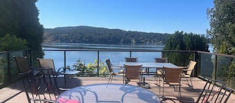 Oceanfront Cottage: Dock, Beach Access, Hot Tub, BBQ & Free Kayaks