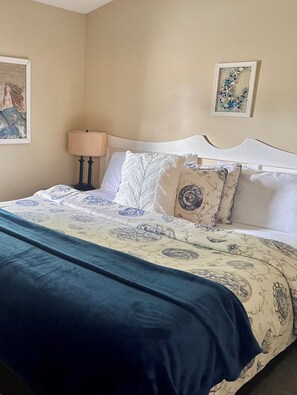 2 bedrooms, desk, iron/ironing board, free WiFi - Oceanfront Cottage: Dock, Beach Access, Hot Tub, BBQ & Free Kayaks (Sooke)