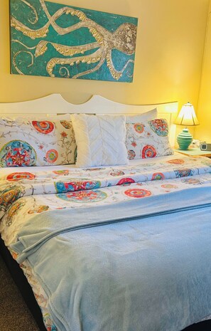 2 bedrooms, desk, iron/ironing board, free WiFi - Oceanfront Cottage: Dock, Beach Access, Hot Tub, BBQ & Free Kayaks (Sooke)