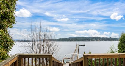 Oceanfront Cottage: Private Dock, Beach Access, Hot Tub, BBQ & Free Kayaks
