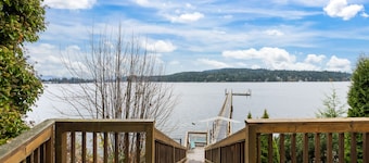 Oceanfront Cottage: Private Dock, Beach Access, Hot Tub, BBQ & Free Kayaks