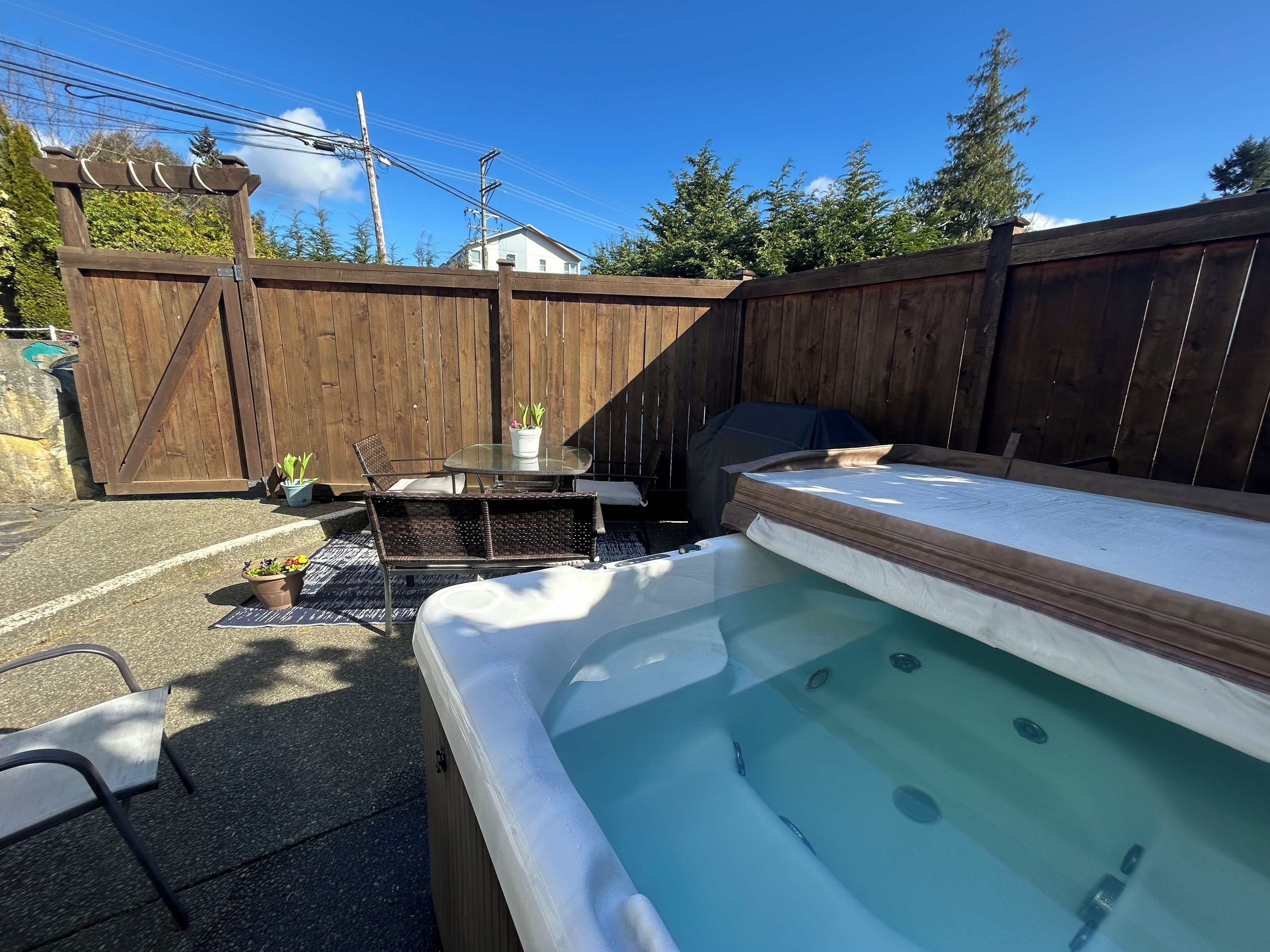 Outdoor spa tub