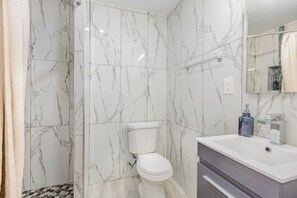 Doccia, asciugacapelli, asciugamani, sapone