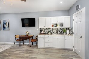 Frigorífic, microones, placa de cuina i cafetera i tetera 