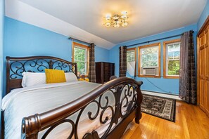 5 bedrooms, iron/ironing board, WiFi, bed sheets