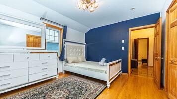 5 bedrooms, iron/ironing board, WiFi, bed sheets