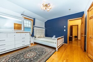 5 chambres, fer et planche à repasser, Wi-Fi, draps fournis