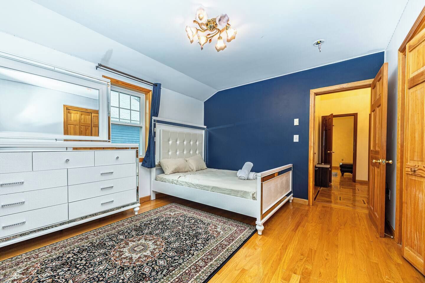 5 habitaciones, tabla de planchar con plancha, wifi y ropa de cama 