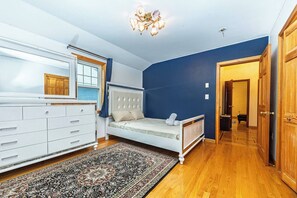 5 bedrooms, iron/ironing board, WiFi, bed sheets