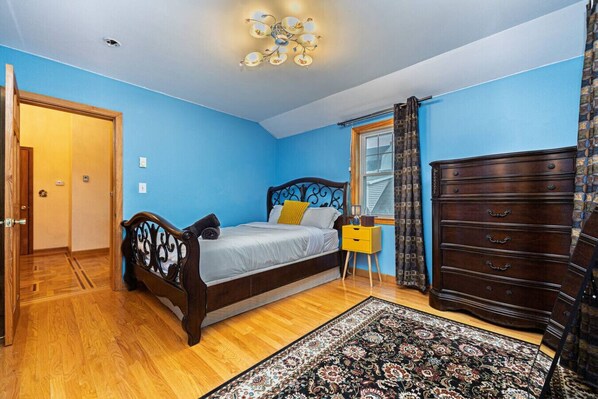 5 bedrooms, iron/ironing board, WiFi, bed sheets