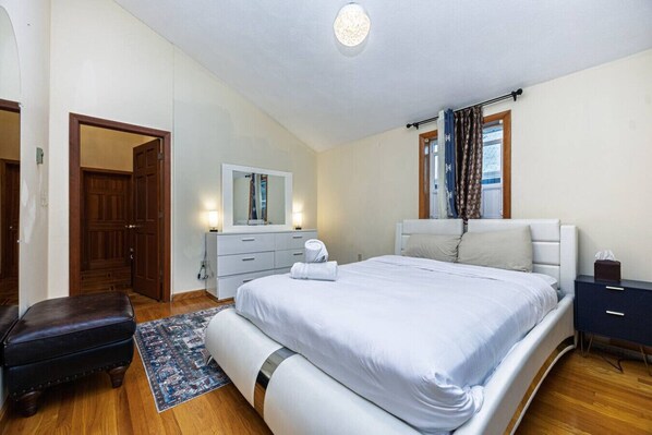 5 bedrooms, iron/ironing board, WiFi, bed sheets