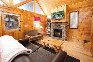 TV, fireplace, DVD player, video library - Kountry Kozy - Play Arcade Games or Soak in the Hot Tub! (Pigeon Forge)