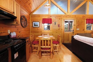 Interior - Kountry Kozy - Play Arcade Games or Soak in the Hot Tub! (Pigeon Forge)