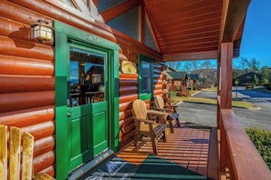 Exterior detail - Kountry Kozy - Play Arcade Games or Soak in the Hot Tub! (Pigeon Forge)