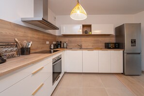 Køleskab, mikrobølgeovn, ovn, kogeplade