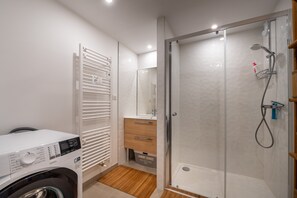 Een douche, een haardroger, handdoeken