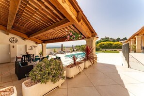 Outdoor dining - Villa 'L'ecrin Du Ventoux' with Mountain View, Wi-Fi and Air Conditioning (Crillon-le-Brave)