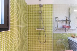 Dusche, Haartrockner, Handtücher