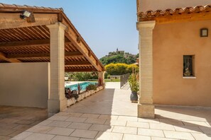 Terrace/patio - Villa 'L'ecrin Du Ventoux' with Mountain View, Wi-Fi and Air Conditioning (Crillon-le-Brave)