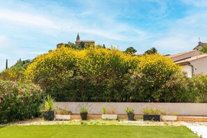 Property grounds - Villa 'L'ecrin Du Ventoux' with Mountain View, Wi-Fi and Air Conditioning (Crillon-le-Brave)