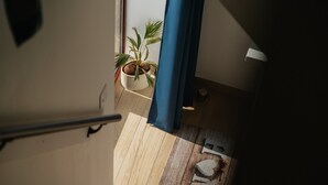 Una escalera con piso de madera y un tapete con la palabra 'LOVE'.