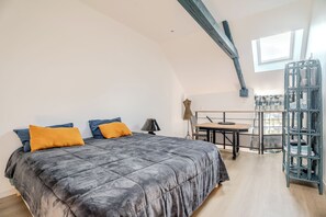 1 bedroom, free WiFi, bed sheets - Studio Apartment 'Les Mesliers' with Shared Terrace, Shared Garden and Wi-Fi (Sens-de-Bretagne)