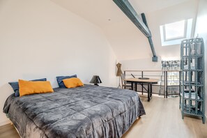1 bedroom, free WiFi, bed sheets - Studio Apartment 'Les Mesliers' with Shared Terrace, Shared Garden and Wi-Fi (Sens-de-Bretagne)