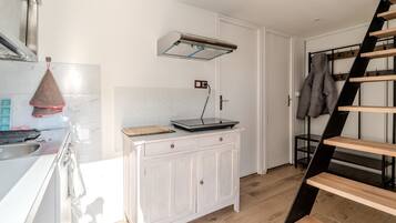 Frigorífic, microones, placa de cuina i cafetera i tetera