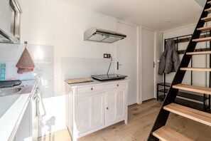 Fridge, microwave, stovetop, coffee/tea maker - Studio Apartment 'Les Mesliers' with Shared Terrace, Shared Garden and Wi-Fi (Sens-de-Bretagne)